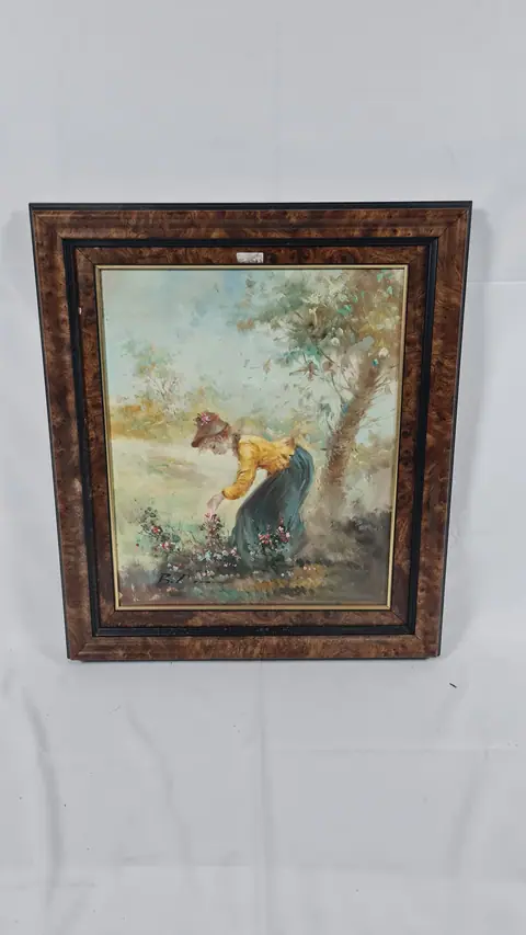 Femme cueillant fleur