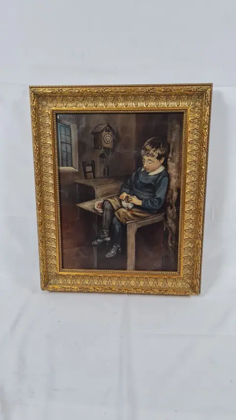 Enfant assis sur table