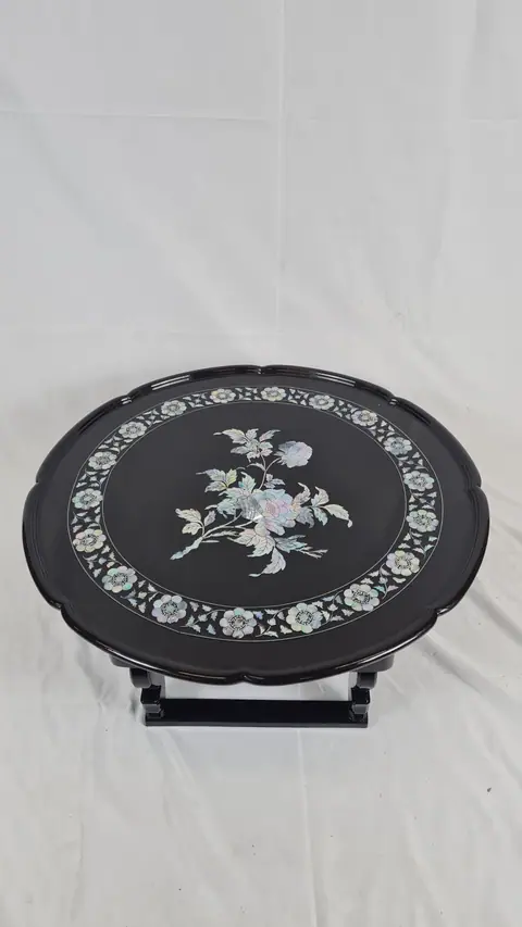 Table asiatique ronde bois laqué noir et nacre