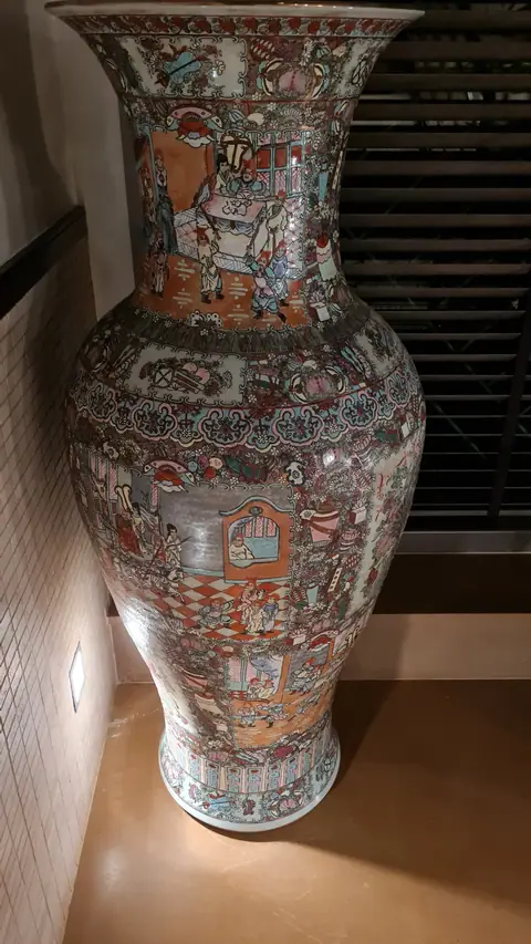 Paire de vases chinois en porcelaine émaillée