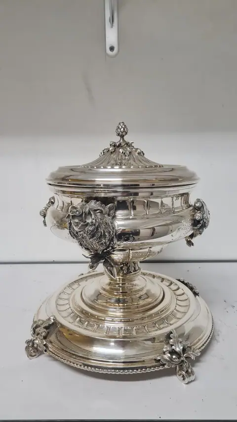 Grande soupière sur piédouche