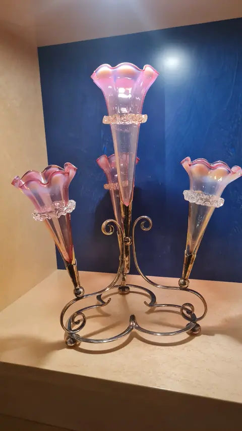 Épergne victorien à quatre cornettes, verre opalin rose et monture en métal argenté